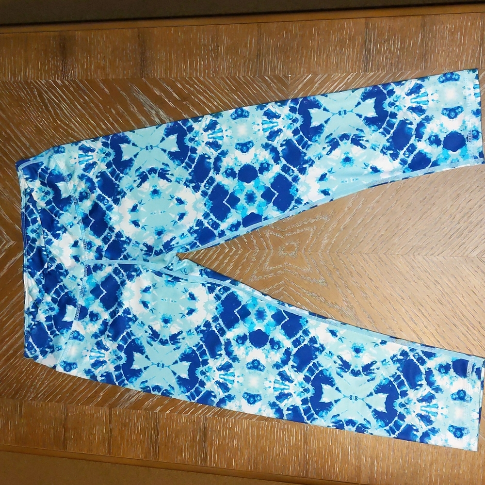 Ladies Wish & Whim Capri length athletic leggings in Blue and White Size…